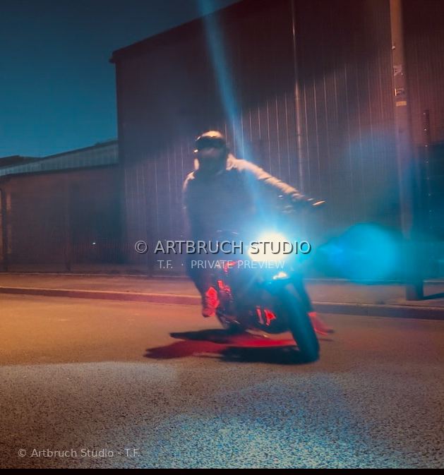 Motorradfahrer im Licht einer nächtlichen Straße